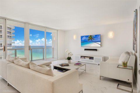 Condominio en Sunny Isles Beach, Florida, 2 dormitorios  № 1994655