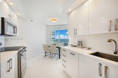 Condominio en alquiler en Sunny Isles Beach, Florida, 2 dormitorios, 135.64 m2 № 1994655 - foto 3