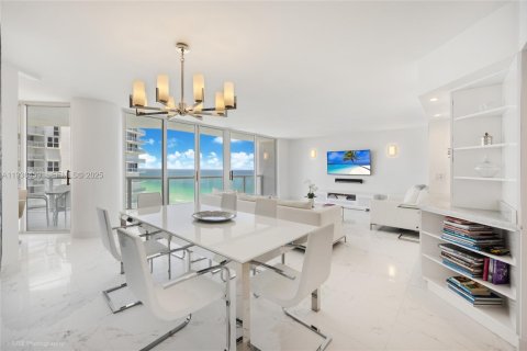 Condominio en alquiler en Sunny Isles Beach, Florida, 2 dormitorios, 135.64 m2 № 1994655 - foto 2