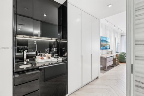 Condo in Miami Beach, Florida  № 1741632 - photo 15