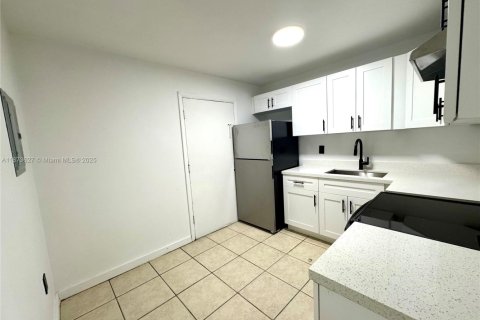 Apartment in North Miami, Florida 2 bedrooms, 83.61 sq.m. № 1927410 - photo 2