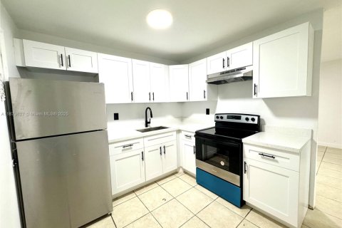 Apartment in North Miami, Florida 2 bedrooms, 83.61 sq.m. № 1927410 - photo 1