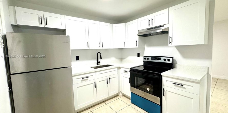 Apartment in North Miami, Florida 2 bedrooms, 83.61 sq.m. № 1927410