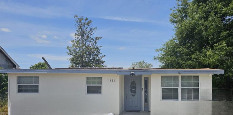 House in Orlando, Florida 5 bedrooms, 158.77 sq.m. № 1675913