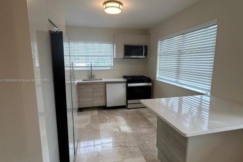 Copropriété à louer à Bay Harbor Islands, Floride: 2 chambres, 109.62 m2 № 1967901 - photo 1