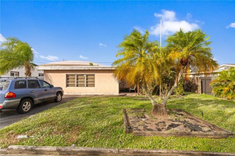 Casa en venta en Hollywood, Florida, 3 dormitorios, 121.7 m2 № 1993739 - foto 1