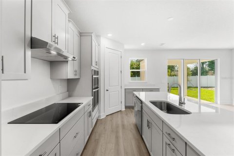 House in Apopka, Florida 4 bedrooms, 230.96 sq.m. № 2123531 - photo 6