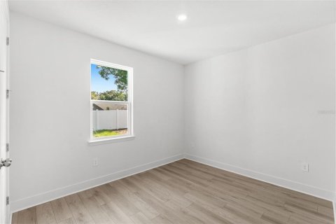 House in Apopka, Florida 4 bedrooms, 230.96 sq.m. № 2123531 - photo 11