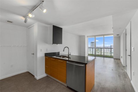 Condo in Miami, Florida, 1 bedroom № 2077459 - photo 9