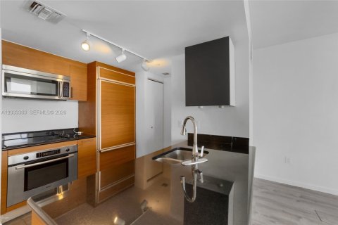 Condo in Miami, Florida, 1 bedroom № 2077459 - photo 3
