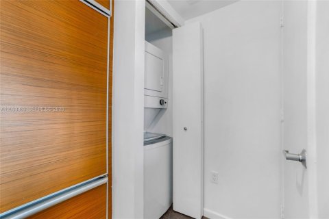Condo in Miami, Florida, 1 bedroom № 2077459 - photo 11