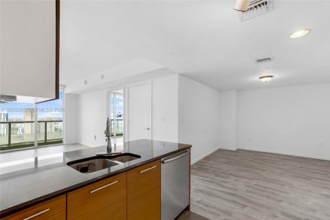 Condo in Miami, Florida, 1 bedroom № 2077459 - photo 12