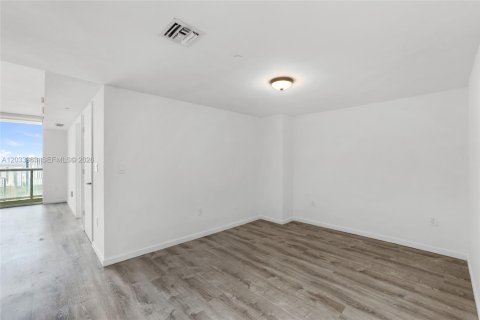 Condo in Miami, Florida, 1 bedroom № 2077459 - photo 8