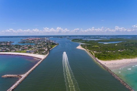 Купить виллу или дом в Форт-Пирс, Флорида 3 спальни, 137.5м2, № 689079 - фото 1