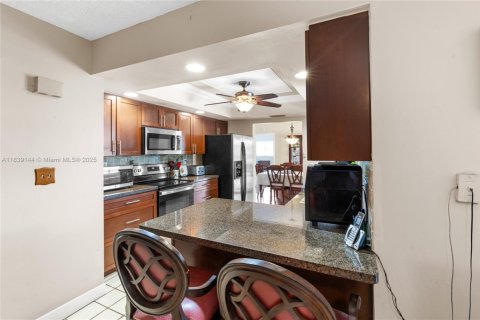 House in Plantation, Florida 4 bedrooms, 208.66 sq.m. № 1828294 - photo 18