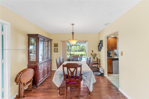 House in Plantation, Florida 4 bedrooms, 208.66 sq.m. № 1828294 - photo 10