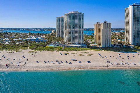 Condo in Riviera Beach, Florida, 2 bedrooms  № 1141344 - photo 1