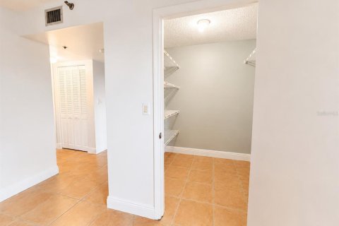 Condo in Hollywood, Florida, 1 bedroom  № 2305105 - photo 5