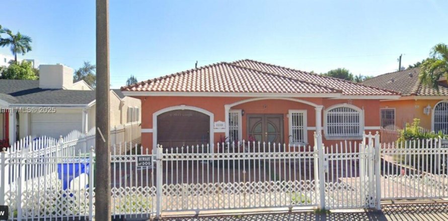 Дом в Майами, Флорида 4 спальни, 209.22м2 № 1985539