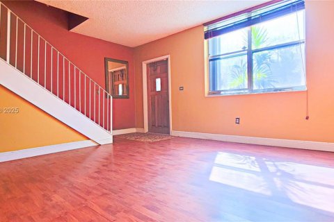 Townhouse in Miami, Florida 2 bedrooms, 109.81 sq.m. № 1737840 - photo 9