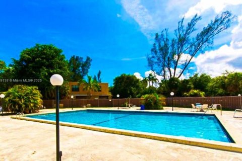 Townhouse in Miami, Florida 2 bedrooms, 109.81 sq.m. № 1737840 - photo 30