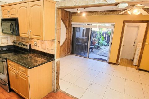 Townhouse in Miami, Florida 2 bedrooms, 109.81 sq.m. № 1737840 - photo 13