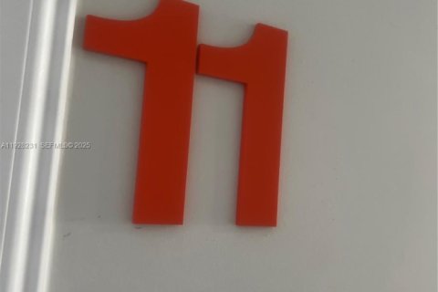 Condo in Miami Beach, Florida, 1 bedroom  № 2056440 - photo 2