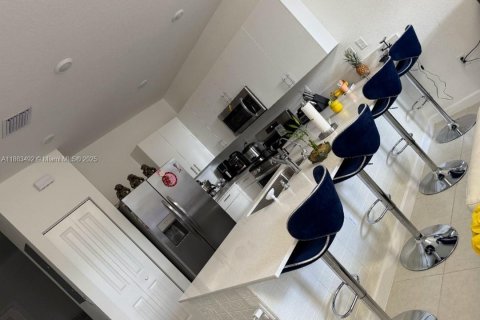 Снять в аренду таунхаус в Хомстед, Флорида 3 спальни, 129.41м2, № 1961728 - фото 5