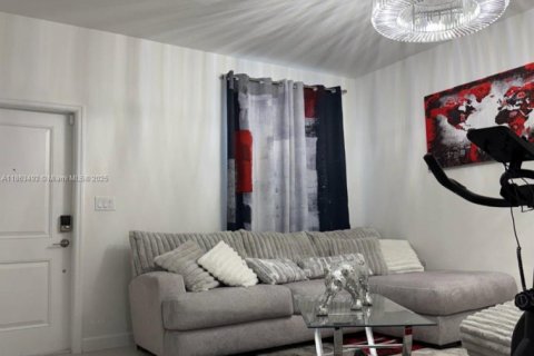 Снять в аренду таунхаус в Хомстед, Флорида 3 спальни, 129.41м2, № 1961728 - фото 3