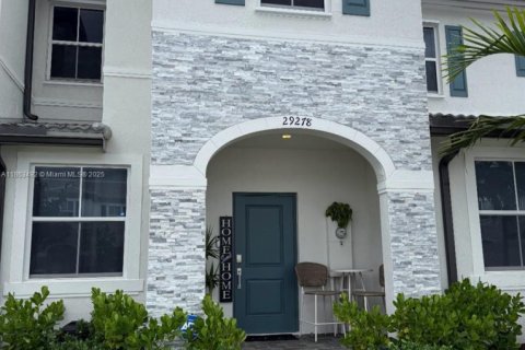 Снять в аренду таунхаус в Хомстед, Флорида 3 спальни, 129.41м2, № 1961728 - фото 2