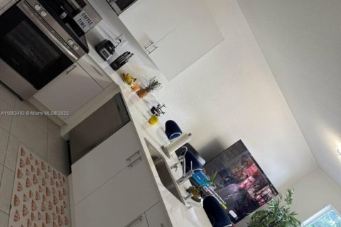 Снять в аренду таунхаус в Хомстед, Флорида 3 спальни, 129.41м2, № 1961728 - фото 7