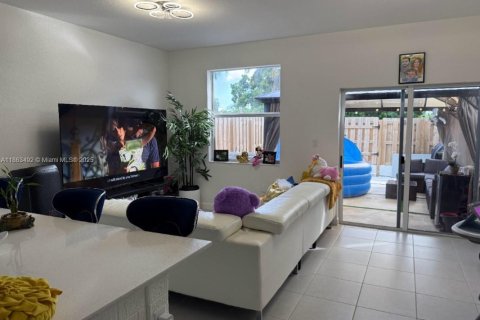 Снять в аренду таунхаус в Хомстед, Флорида 3 спальни, 129.41м2, № 1961728 - фото 10