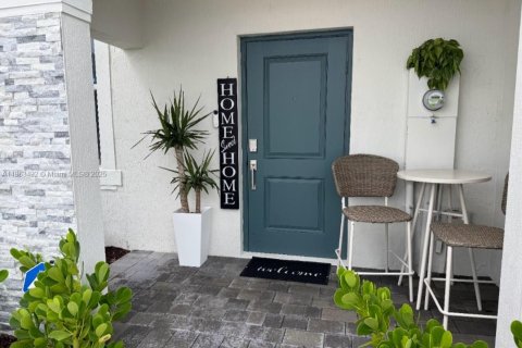 Снять в аренду таунхаус в Хомстед, Флорида 3 спальни, 129.41м2, № 1961728 - фото 1