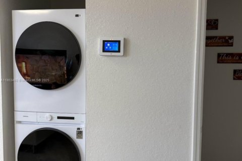 Снять в аренду таунхаус в Хомстед, Флорида 3 спальни, 129.41м2, № 1961728 - фото 8