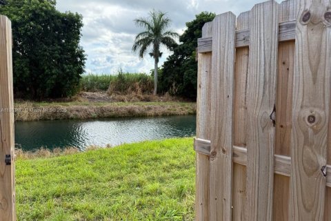 Снять в аренду таунхаус в Хомстед, Флорида 3 спальни, 129.41м2, № 1961728 - фото 14