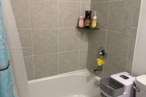 Снять в аренду таунхаус в Хомстед, Флорида 3 спальни, 129.41м2, № 1961728 - фото 20