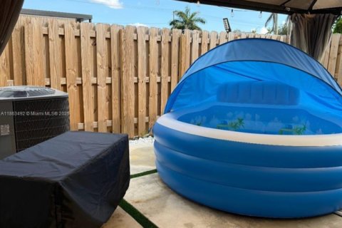 Снять в аренду таунхаус в Хомстед, Флорида 3 спальни, 129.41м2, № 1961728 - фото 13