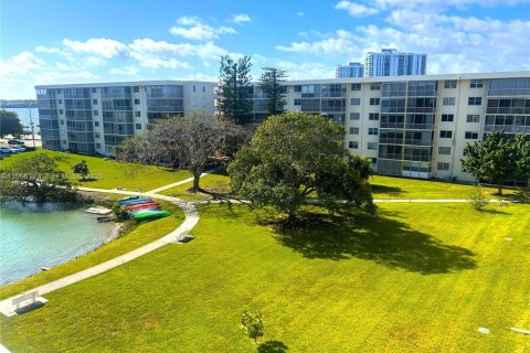 Copropriété à vendre à Aventura, Floride: 1 chambre, 71.35 m2 № 2078920 - photo 2