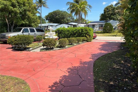 House in North Miami Beach, Florida 3 bedrooms, 123.28 sq.m. № 2071398 - photo 2
