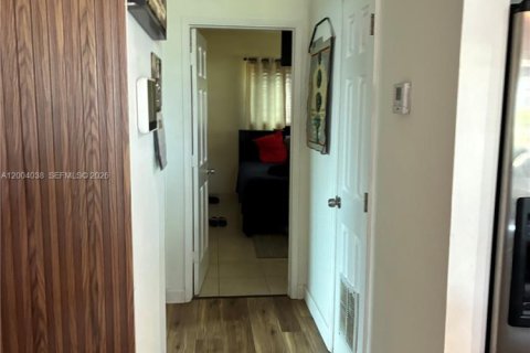House in North Miami Beach, Florida 3 bedrooms, 123.28 sq.m. № 2071398 - photo 9