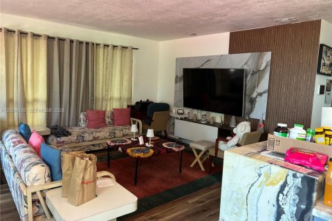 House in North Miami Beach, Florida 3 bedrooms, 123.28 sq.m. № 2071398 - photo 7