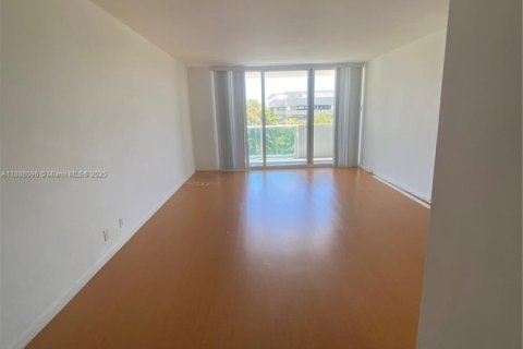 Condo in Miami Beach, Florida, 1 bedroom  № 1942071 - photo 5