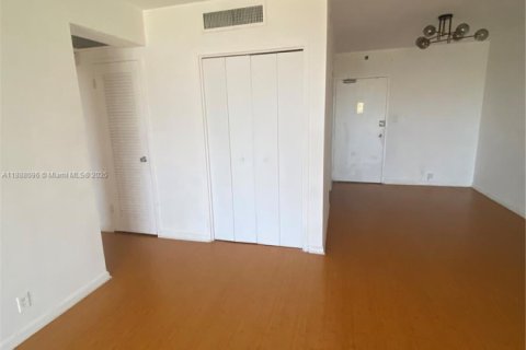 Condo in Miami Beach, Florida, 1 bedroom  № 1942071 - photo 8