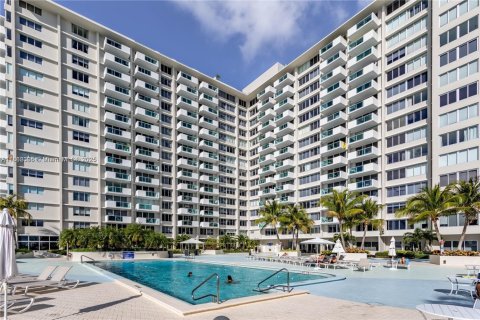 Condo in Miami Beach, Florida, 1 bedroom  № 1942071 - photo 16
