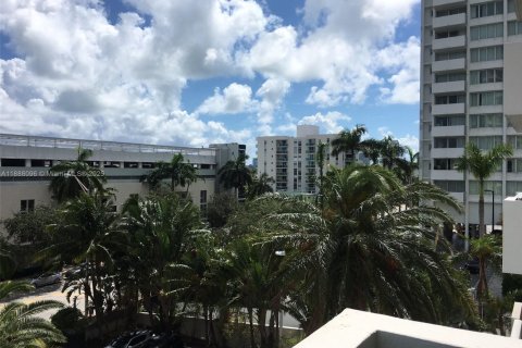 Condo in Miami Beach, Florida, 1 bedroom  № 1942071 - photo 3