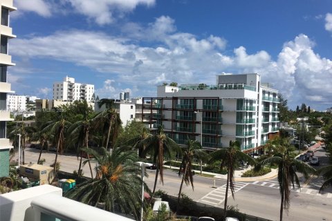 Condo in Miami Beach, Florida, 1 bedroom  № 1942071 - photo 1