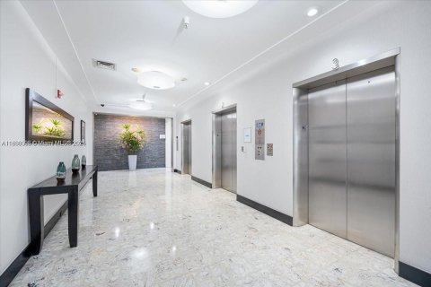 Condo in Miami Beach, Florida, 1 bedroom  № 1942071 - photo 24