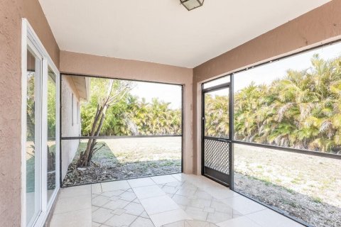 Снять в аренду виллу или дом в Кейп-Корал, Флорида 3 спальни, 114.46м2, № 2100352 - фото 9