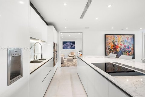 Copropriété à vendre à Bal Harbour, Floride: 2 chambres, 243.87 m2 № 2247514 - photo 11