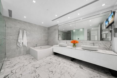 Copropriété à vendre à Bal Harbour, Floride: 2 chambres, 243.87 m2 № 2247514 - photo 15